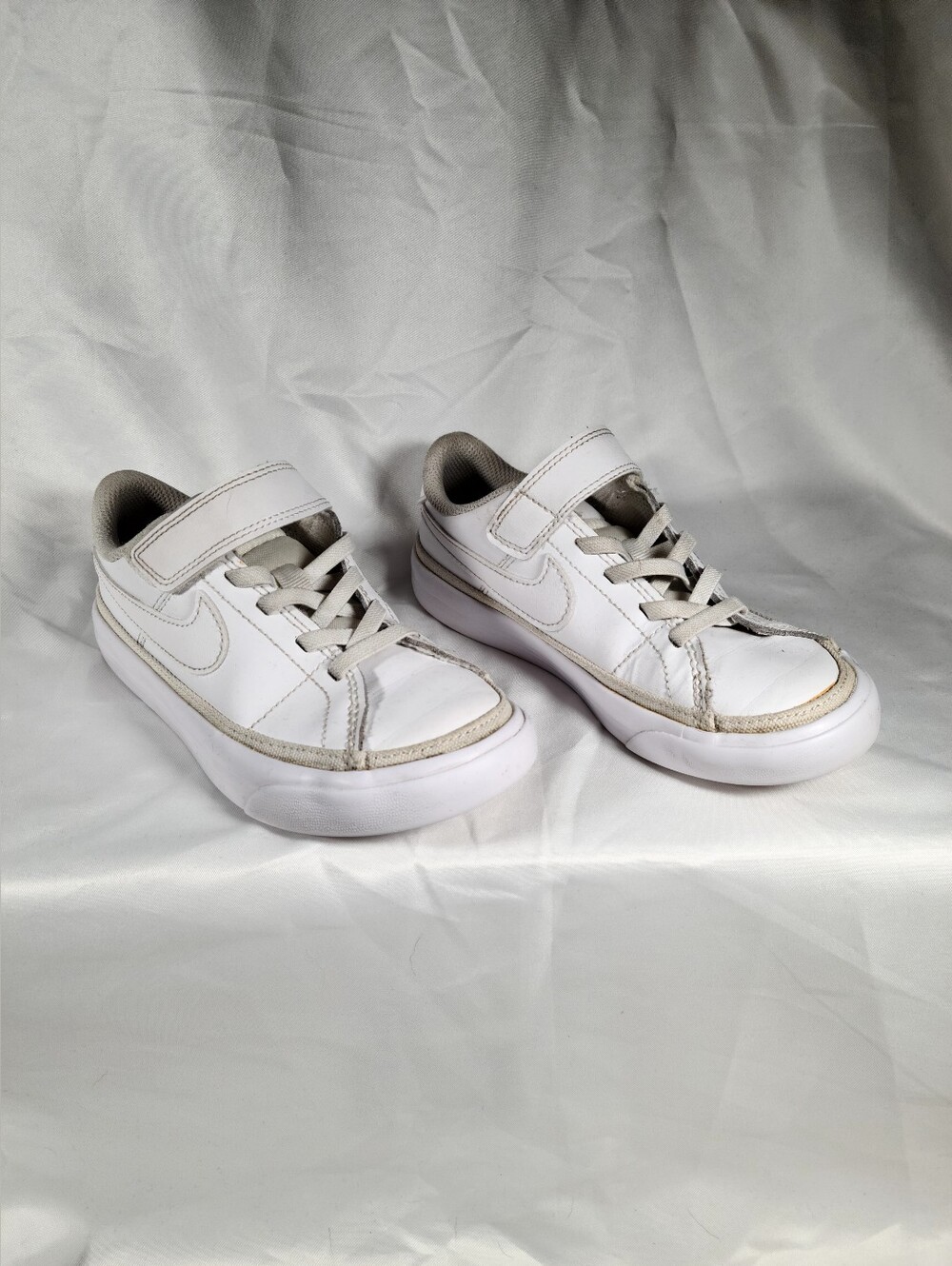 Nike White Kids Low-Top Sneakers with Hook-and-Loop Strap